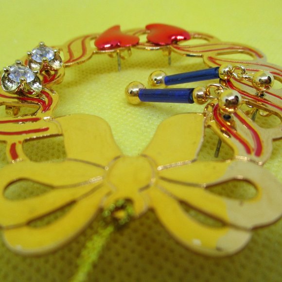 Gold Tone Enamel Christmas Ornament With 3 Pair Pierced Earring Openwork Wreath - Picture 6 of 10